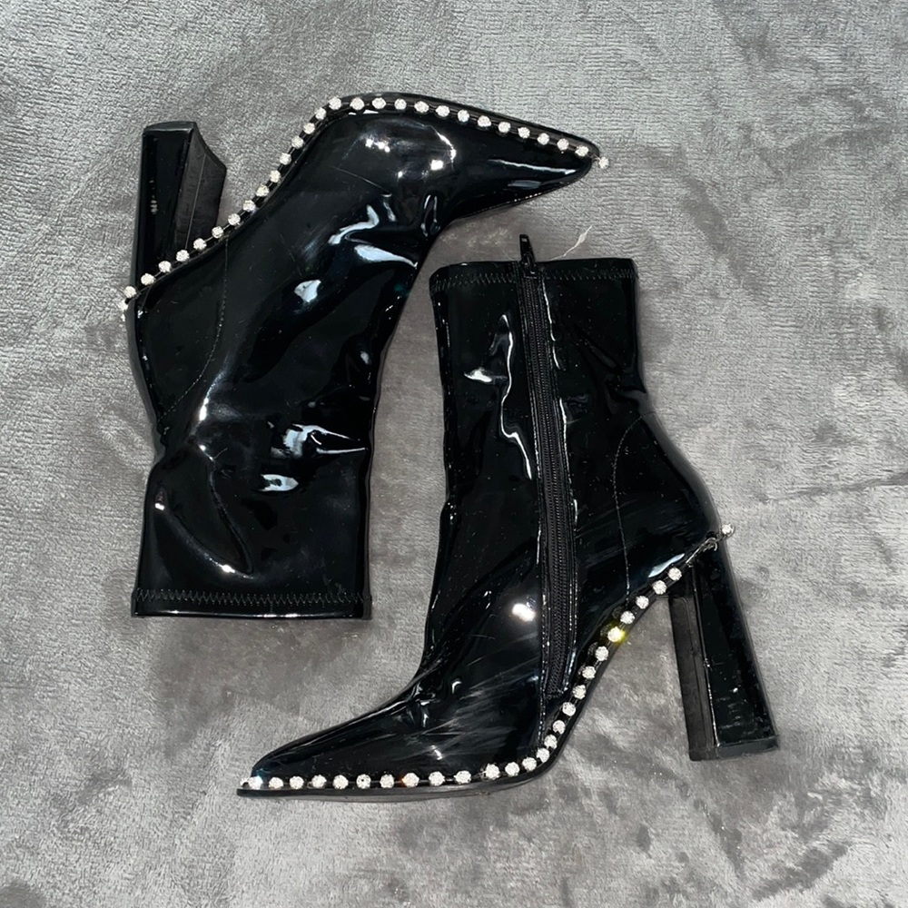 Shiny black boots!!😍
